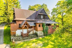 una casa in legno con tetto in metallo di Stara Szkoła a Wisła