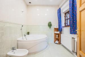 un bagno con vasca, WC e lavandino di Stara Szkoła a Wisła