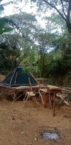 einen Picknicktisch mit einer Plane darüber in der Unterkunft Camping Ground @ Eastdee Lidlidda in Lidlidda