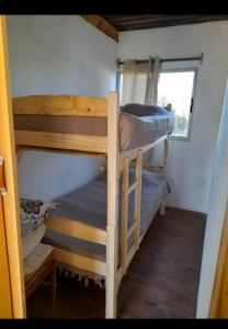 a couple of bunk beds in a tiny house at Cabaña Balneario buenos aires in Balneario Buenos Aires