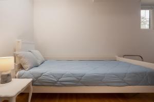 A bed or beds in a room at Bright, Cosy Studio close to Glyfada Beach & Center