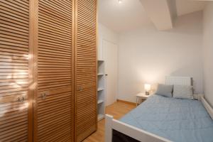 A bed or beds in a room at Bright, Cosy Studio close to Glyfada Beach & Center