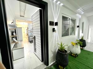 una stanza con una porta e alcune piante su un tappeto verde di Precious Palace a Accra