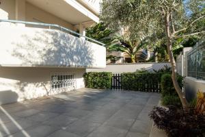 een binnenplaats van een huis met een boom bij Bright, Cosy Studio close to Glyfada Beach & Center in Athene