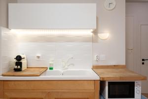 A kitchen or kitchenette at Bright, Cosy Studio close to Glyfada Beach & Center
