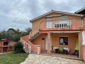 una casa con un tavolo e delle sedie in un cortile di Waimarie a Fažana