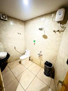 Koupelna v ubytování SSK MALLIGAI RESIDENCY