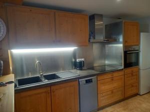 Kuchyňa alebo kuchynka v ubytovaní Appartement centre du village brides les bains