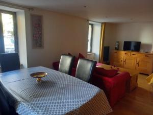 Televízia a/alebo spoločenská miestnosť v ubytovaní Appartement centre du village brides les bains