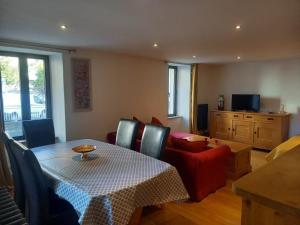 Televízia a/alebo spoločenská miestnosť v ubytovaní Appartement centre du village brides les bains