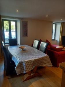 sala de estar con mesa y sofá en Appartement centre du village brides les bains en Brides-les-Bains