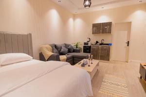 1 dormitorio con 1 cama y sala de estar en استديو أنيق بمدخل ذاتي بجانب البوليفارد, en Riad