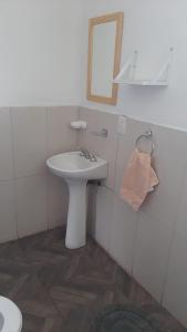 ルハン・デ・クージョにあるPaz y Vinoの白いバスルーム(シンク、鏡付)