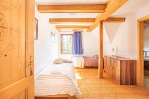 una camera con letto e finestra di Stara Szkoła a Wisła