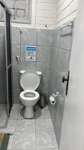 JaguaribeにあるCasa Tinaのバスルーム(トイレ付)が備わります。