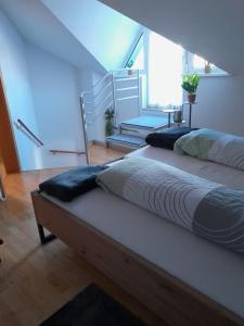 2 camas en una habitación con escalera en Ferienwohnung Bergblick, en Imst