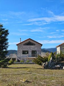 kamienny dom pośrodku pola w obiekcie Kallisto villas w mieście Kalívia