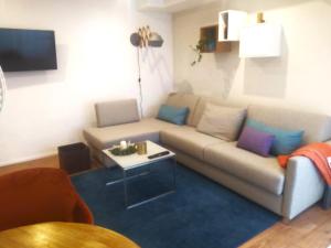 uma sala de estar com um sofá e uma mesa em Mediterran-Skandinavisch-2 em Burgthann