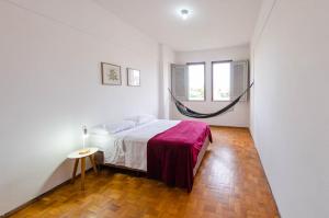 a bedroom with a bed and a hammock at Apto 3qts centro - vista cartão postal in Belo Horizonte