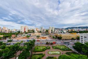 eine Stadt mit Park mitten in einer Stadt in der Unterkunft Estação 3 qtos - Vista cartão postal - BHSH in Belo Horizonte