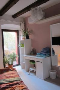 een slaapkamer met een bureau, een bed en een raam bij Camere Stone House in Trieste