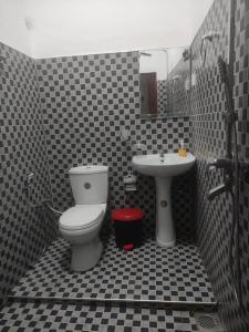un baño con inodoro y lavabo en Nice Ella, en Ella