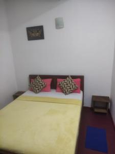 Un dormitorio con una cama con dos almohadas encima. en Nice Ella, en Ella 24 fotos más