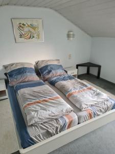 two beds sitting next to each other in a room at Gemütliches Gästehaus in ruhiger Waldlage in Büdingen