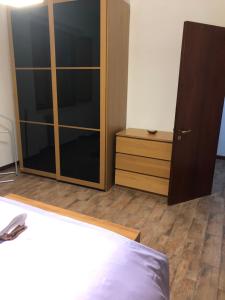 una camera da letto con un grande armadio in vetro e un letto di De L’Abbazia a Sulmona