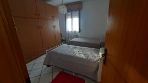 - une petite chambre avec 2 lits et une fenêtre dans l'établissement Casa con ingresso indipendente, à Zocca