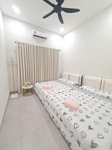 um quarto com uma cama e uma ventoinha de tecto em White Sweet Homestay, Kulim Hi-Tech Park Kedah utk MsIIim shj em Kulim