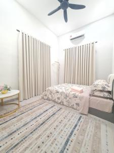 Katil atau katil-katil dalam bilik di White Sweet Homestay, Kulim Hi-Tech Park Kedah utk MsIIim shj