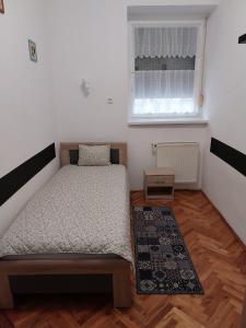1 dormitorio con cama y ventana en Repi-Tár apartman, en Szolnok