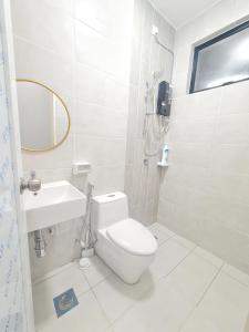 a bathroom with a toilet and a shower and a sink at White Sweet Homestay, Kulim Hi-Tech Park Kedah utk MsIIim shj in Kulim