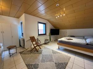 TV a/nebo společenská místnost v ubytování Parkplatz, Einzelbetten, 2 x 55 Zoll TVs, Balkon, Glasfaser Wi-Fi 1000 Mbit, Homeoffice