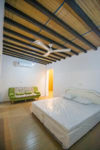 ein Schlafzimmer mit einem Bett und einem Sofa darin in der Unterkunft Munaya Chalet 2 منايا شاليه 2 in Ḩayl Āl ‘Umayr