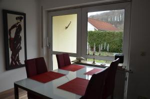 a dining room with a table and chairs and a window at Fritz - Moderne FeWo mit Garten für Urlaub & Work & LEGO in Giengen-Burgberg in Giengen an der Brenz