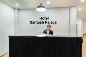 Ο χώρος του λόμπι ή της ρεσεψιόν στο Santosh Palace Hotel