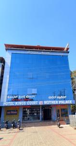 un edificio blu con moto parcheggiate di fronte di Hotel Mother Palace - Blue Rays a Baindūru