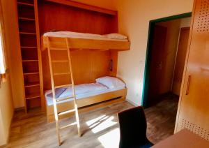 een kamer met 2 stapelbedden en een ladder bij Junges Hotel Tulln in Tulln