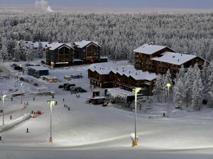 - une vue aérienne sur un complexe dans la neige dans l'établissement Levin Kunkku C4, à Levi