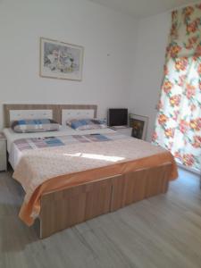 una camera con un grande letto di VILA MOZAIK a Kavajë