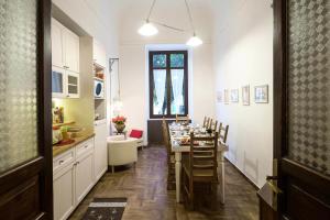 a kitchen and dining room with a table and chairs at B&B Centro900 in Palermo