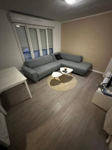 a living room with a couch and a table at Appartement 2 chambres lumineux à 10 minutes de Paris in Noisy-le-Sec