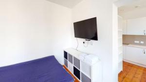 1 dormitorio con 1 cama y TV de pantalla plana en Flat 302 Centre Nottingham, en Nottingham
