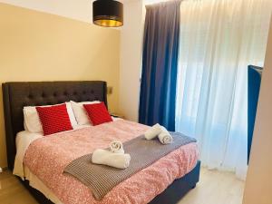 Postel nebo postele na pokoji v ubytování ROYAL RED SUITE NO 1, PIRAEUS PORT + 34 fotografií
