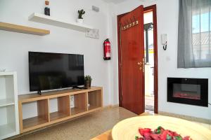 salon z płaskim telewizorem na ścianie w obiekcie Apartamento El Sendero w mieście El Bosque