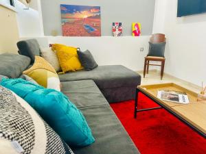 Posezení v ubytování ROYAL RED SUITE NO 1, PIRAEUS PORT