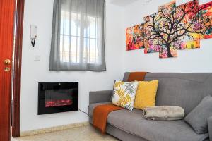 salon z kanapą i kominkiem w obiekcie Apartamento El Sendero w mieście El Bosque