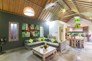 een woonkamer met een bank en een tafel bij Villa Jalak in Seminyak